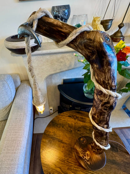 « Lampe rustique en bois et corde – Luminaire artisanal inspiré de la nature »