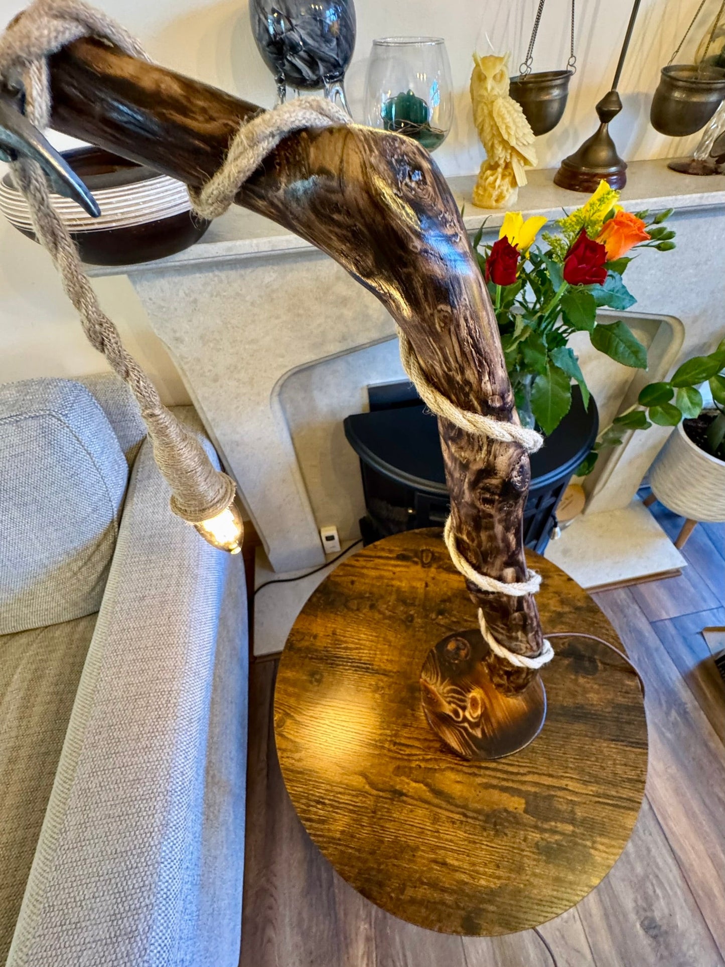 « Lampe rustique en bois et corde – Luminaire artisanal inspiré de la nature »