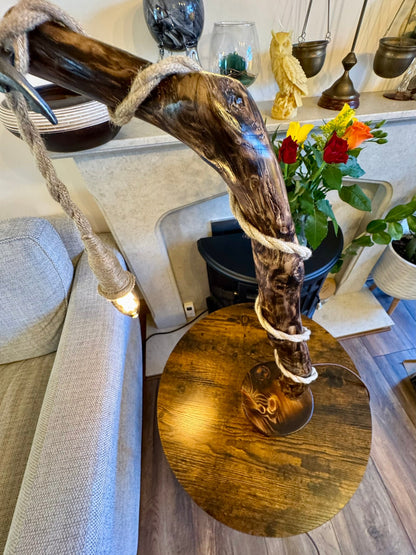 « Lampe rustique en bois et corde – Luminaire artisanal inspiré de la nature »